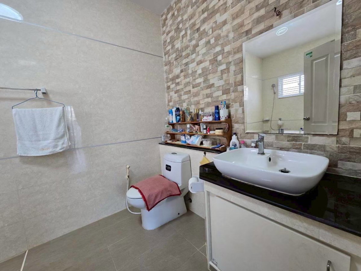 picture for rent with ample living space. Excellent location with convenient access to Bang Saen Beach. - 18/27