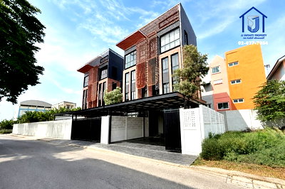 บ้านแฝด ถนนลาดปลาเค้า : ขายบ้านแฝด 3.5 ชั้น BRIT LOFT (เกษตร-นวมินทร์) ถนนประเสริฐมนูกิจ ซอยลาดปลาเค้า 34 ใกล้มหาวิทยาลัยเกษตรศาสตร์