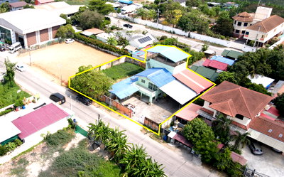 Houses for sale Pathumthani : For Sale: Two-story detached house on a spacious 200 sq.wa. plot in Khlong Song, Pathum Thani. Suitable for large families or as a home office. 