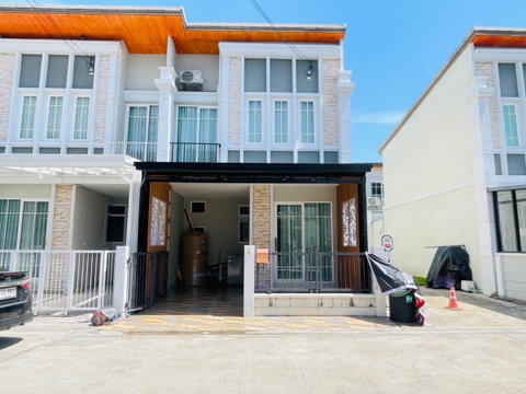 🏡 ให้เช่าทาวน์โฮม 2 ชั้น ในโครงการหรู พร้อมเฟอร์นิเจอร์ครบชุด ทำเลดีมาก เดินทางสะดวก ใกล้ตลาดทวีโชค ห้างสรรพสินค้า โรงพยาบาล โรงเรียน และอีกมากมาย