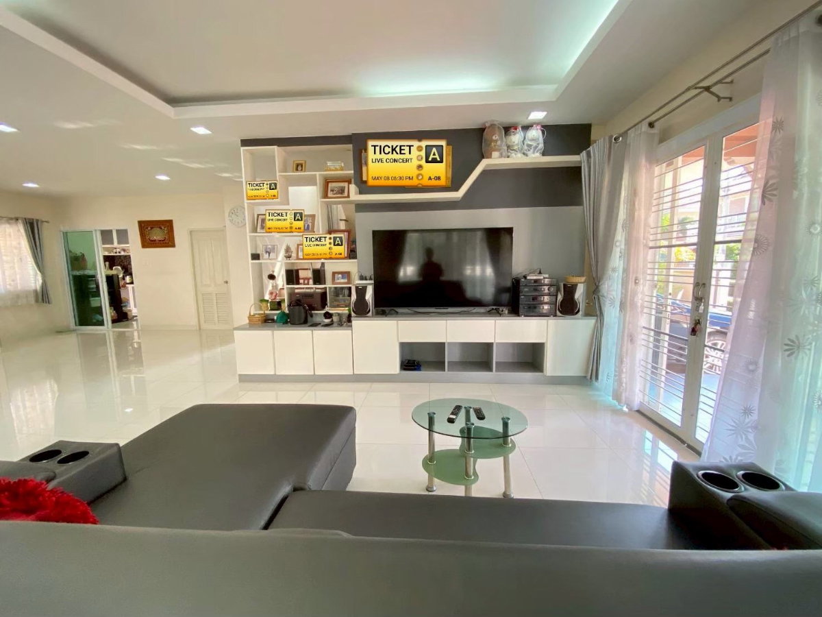 picture for rent with ample living space. Excellent location with convenient access to Bang Saen Beach. - 24/27
