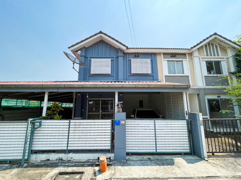 Townhouse for sale on the corner of Pruksa 63, Bangkadi-Tiwanon, Pathum Thani.