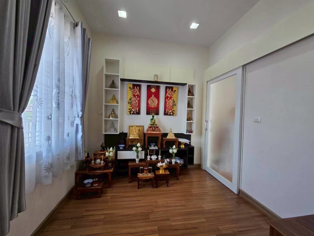 picture for rent with ample living space. Excellent location with convenient access to Bang Saen Beach. - 13/27