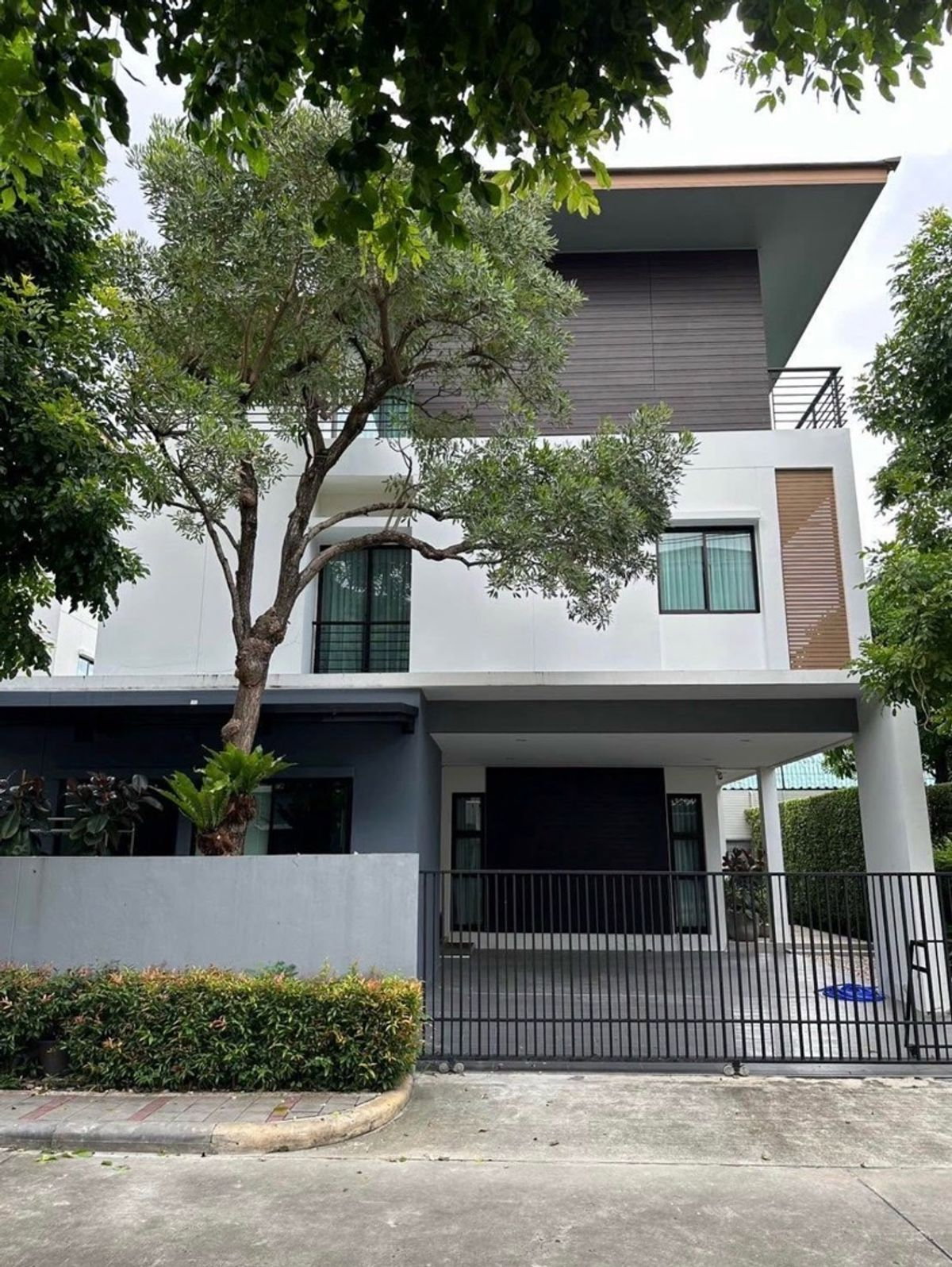 🏡✨ ให้เช่าบ้านเดี่ยวหรู 3 ชั้น พร้อมเข้าอยู่ – หมู่บ้านลุมพินี สวนหลวง ร.9 ✨ ทำเลศักยภาพย่านศรีนครินทร์ ใกล้ห้างสรรพสินค้า และสิ่งอำนวยความสะดวก