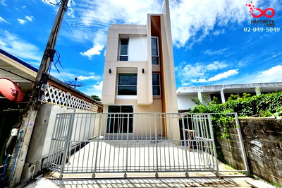 บ้านเดี่ยว BTS วัดพระศรีมหาธาตุ : ขายบ้านเดี่ยว 2.5 ชั้น 24.5 ตร.วา ซอยรามอินทรา 13 ดีไซน์สวย พร้อมอยู่ ใกล้ถนนรามอินทรา เพียง 200 เมตร