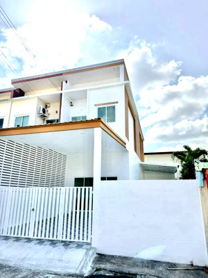 Townhouses for sale Si Racha Chonburi : Urgent sale! Corner townhome in Burapha Land Village, Nong Kho, Sriracha.