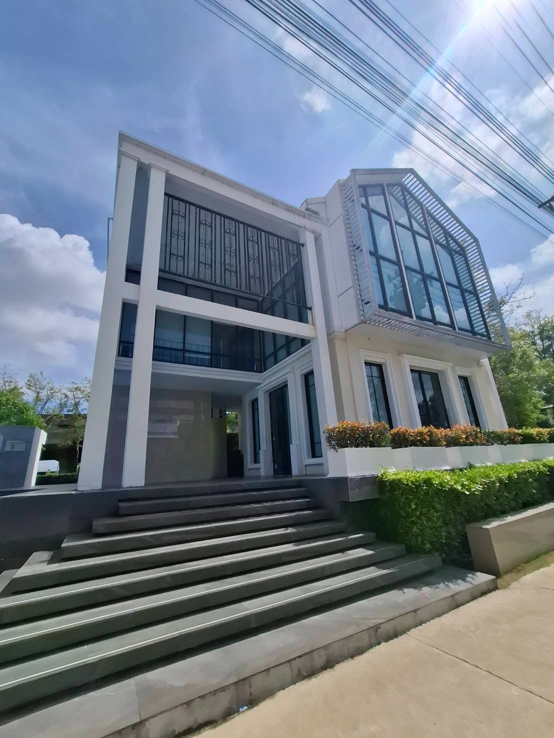 ทาวน์เฮ้าส์หน้ากว้างบ้านสวยปิดโซนพร้อมอยู่