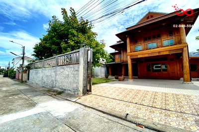บ้านเดี่ยว ถนนสังคมสงเคราะห์ : ขายบ้านไม้สักทอง 2 ชั้น 114 ตร.ว. ซอยวัฒนานิเวศน์ 5 สุทธิสาร ห้วยขวาง ใกล้ MRT สุทธิสาร