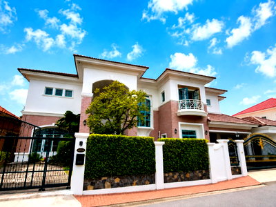 Houses for sale : Luxury House for Sale at Ladawan Lagoon Rangsit–Pathum Thani | 248 Sq.Wah | 6 Bedrooms | 8 Bathrooms | 735 Sq.m. Usable Area