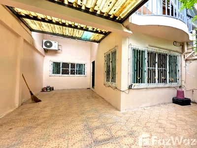 Townhouses for rent Watthana : 3 Bedroom Townhouse for rent in Khlong Tan Nuea, Bangkok  6598368
