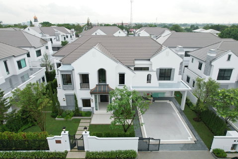 Call : 085-141-3333 Luxurious mansion 130 sq.wa 4 Beds 5 Baths 2 kitchens 1 maid's room, parking for 6 cars, Fully furnished, ready to move in