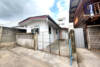 บ้านเดี่ยว วิทยาลัยป้องกันราชอาณาจักร (วปอ.) : ขายห้องเช่า 30 ตารางวา ถนนประชาบำเพ็ญ 11 แยก 14 ใกล้ MRT ห้วยขวาง และตลาดห้วยขวาง