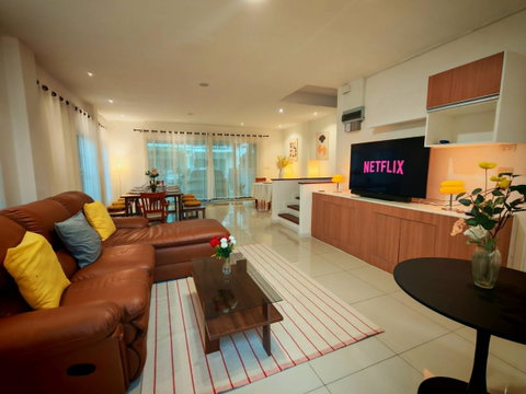 หลังมุมแปลงสวย 5 นอน ยินดีต้อนรับสัตว์เลี้ยง! ปล่อยเช่า Urban Sathorn ใกล้ BTS บางหว้า