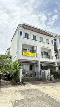 Townhouse for sale, The Royal Monaco, Soi Srinakarin 24, near Phatthanakan intersection. 3-story corner unit. Excellent location.