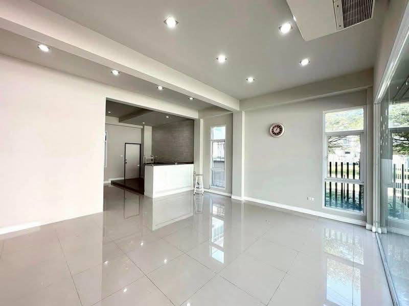 รูป ให้เช่า Office ในโครงการ K Park   ออฟฟิศ 3 ชั้น 2 ห้องนอน 4 ห้องน้ำ - รูปที่ 1/10