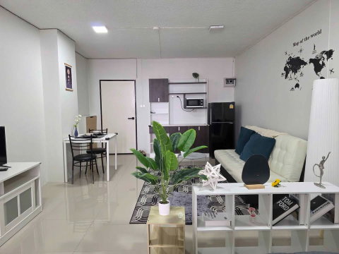 ขายคอนโด SR Complex ทำเลใจกลางเมือง พื้นที่กว้าง 38 ตร.ม. วิวสวย ฟรีโอน! T.063-6649056