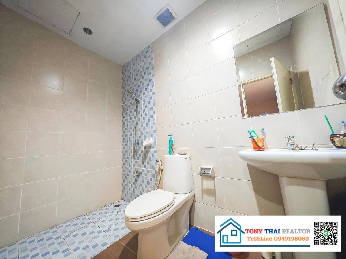 picture Urgent Sale! 3-Storey Townhome – Great Location - 11/11