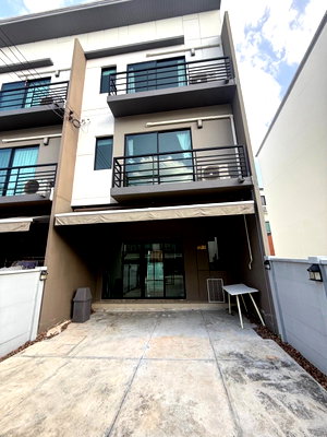 ทาวน์โฮมให้เช่า : 🏡 ให้เช่าทาวน์โฮม 3 ชั้น 📍 หมู่บ้านกลางเมือง รามอินทรา 3 ห้องนอน 3 ห้องน้ำ บ้านสวย พร้อมเข้าอยู่ ทำเลดี เดินทางสะดวก #รับสัตว์เลี้ยงขนาดเล็ก🐱🐶