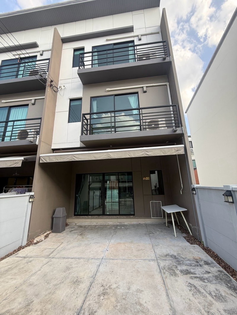 ทาวน์โฮมให้เช่า : 🏡 ให้เช่าทาวน์โฮม 3 ชั้น 📍 หมู่บ้านกลางเมือง รามอินทรา 3 ห้องนอน 3 ห้องน้ำ บ้านสวย พร้อมเข้าอยู่ ทำเลดี เดินทางสะดวก #รับสัตว์เลี้ยงขนาดเล็ก🐱🐶