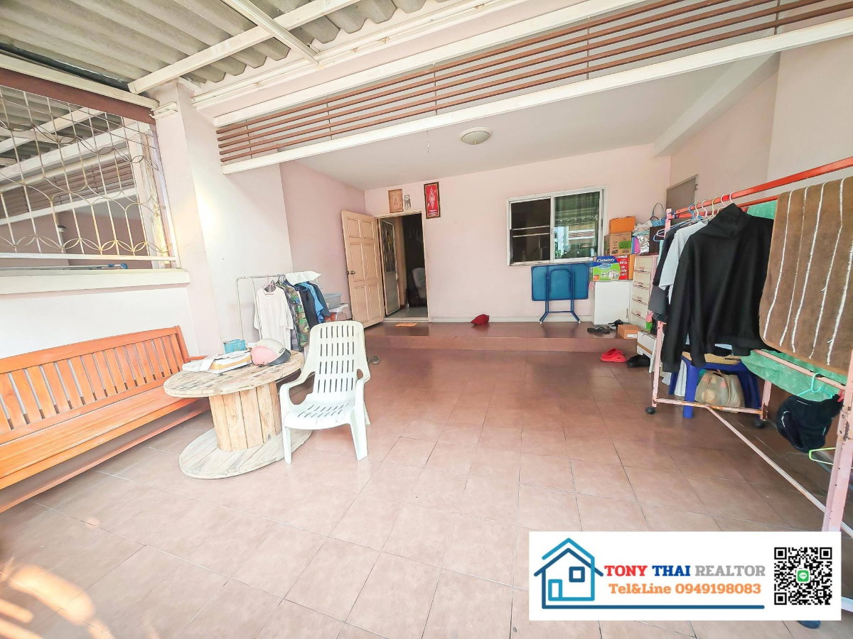 picture Urgent Sale! 3-Storey Townhome – Great Location - 2/11
