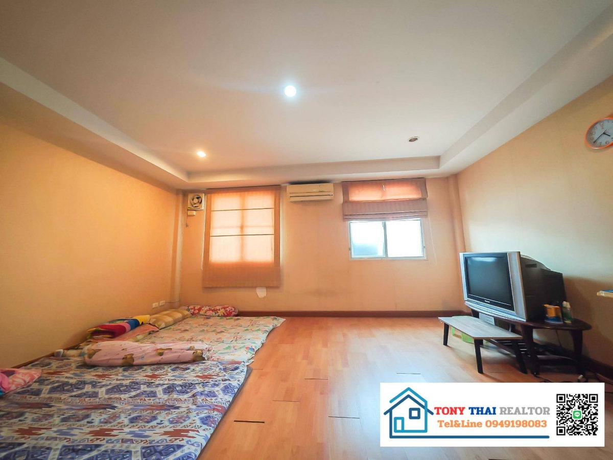 picture Urgent Sale! 3-Storey Townhome – Great Location - 7/11