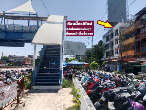 ขายตึกแถวอาคารพาณิชย์ 17.6 ตรวา 4.5 ชั้นติดถนนสุขุมวิทใหญ่หน้าสุขุมวิทซอย 1 ชลบุรี ก่อนเลี้ยวถนนลงหาดบางแสน(กาแลคซี่)  มีที่จอดรถเพิ่ม ราคา 3.89 ล้าน