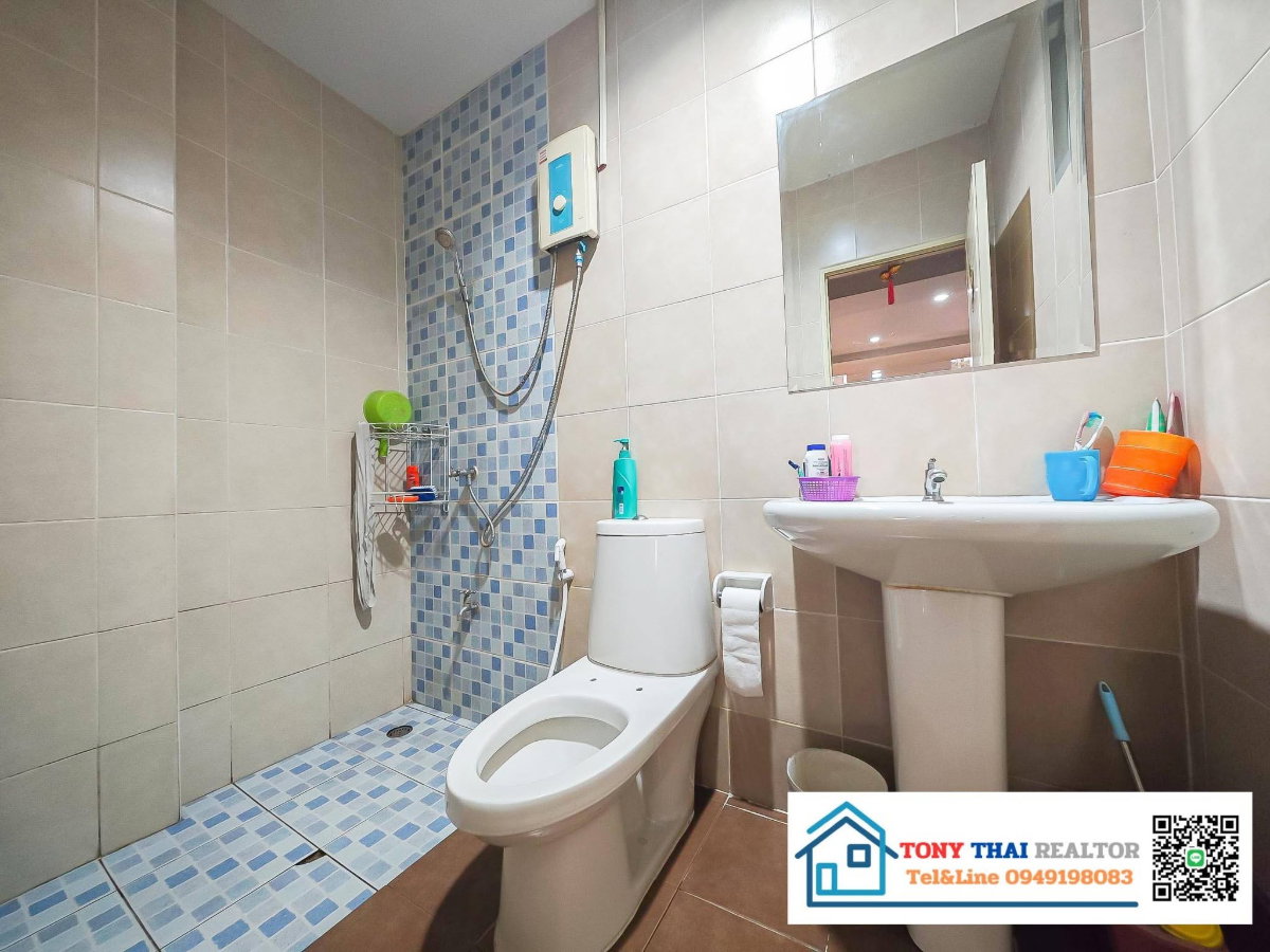 picture Urgent Sale! 3-Storey Townhome – Great Location - 10/11