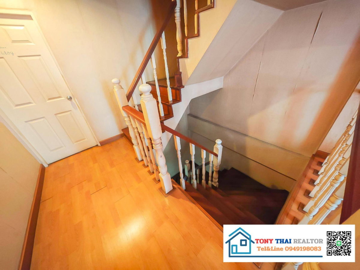 picture Urgent Sale! 3-Storey Townhome – Great Location - 6/11