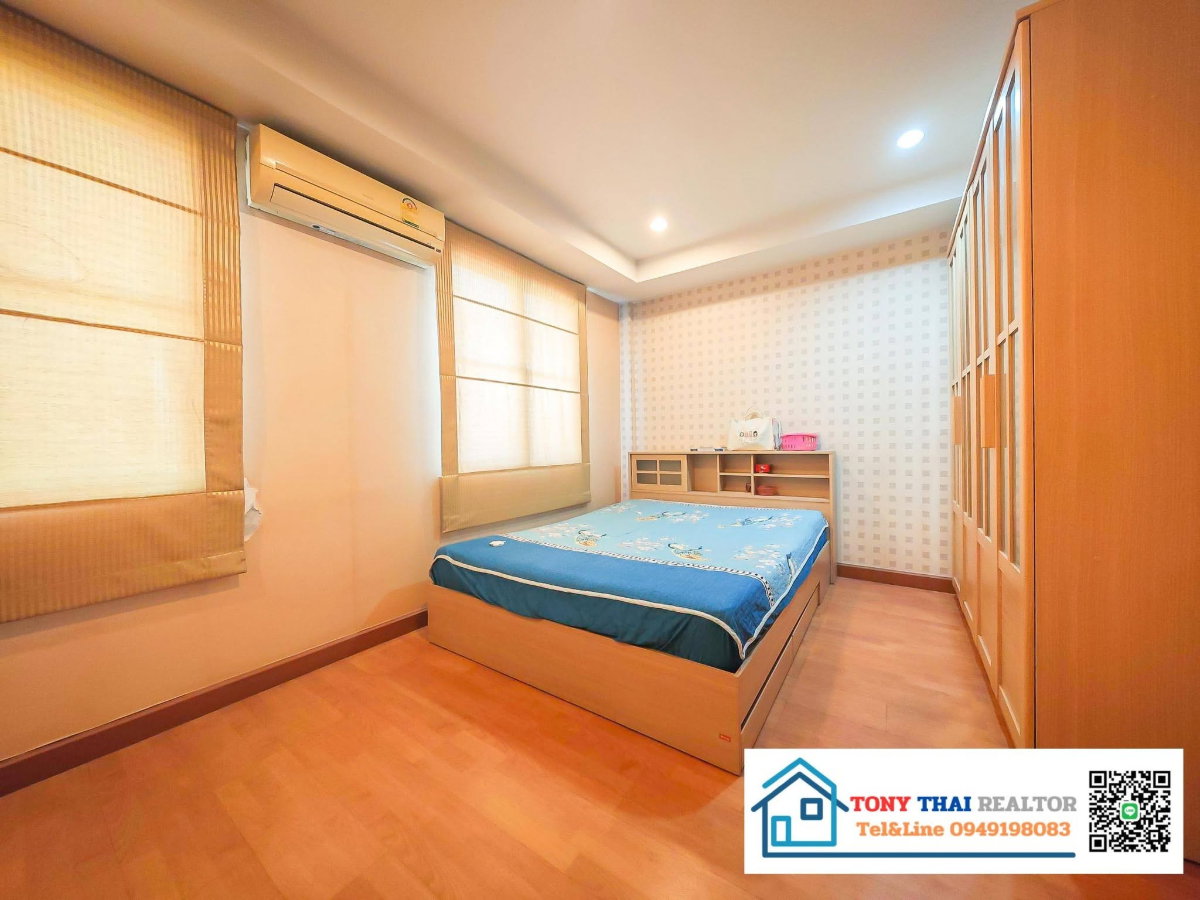 picture Urgent Sale! 3-Storey Townhome – Great Location - 8/11