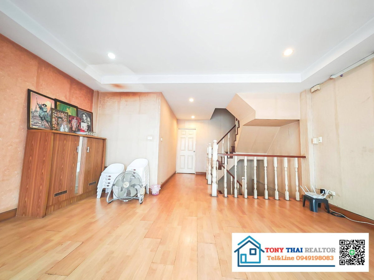 picture Urgent Sale! 3-Storey Townhome – Great Location - 9/11