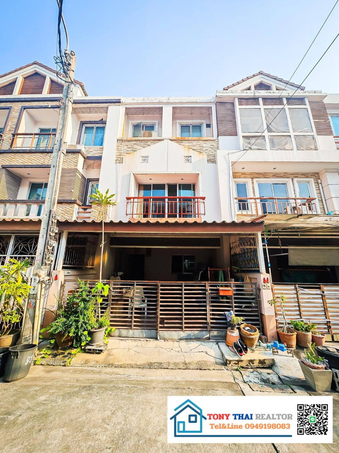 picture Urgent Sale! 3-Storey Townhome – Great Location - 1/11