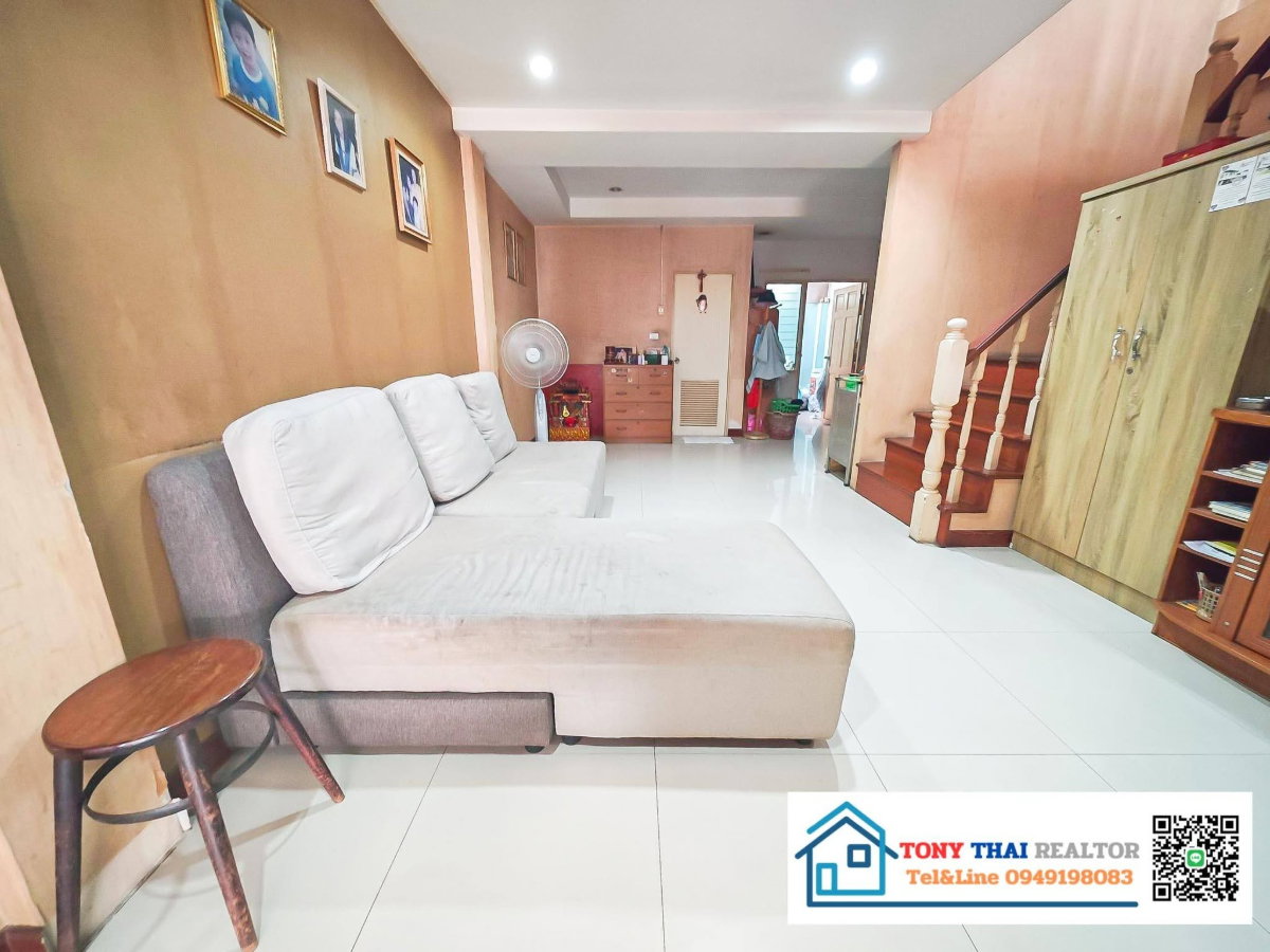 picture Urgent Sale! 3-Storey Townhome – Great Location - 3/11