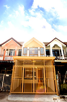 Townhouses for sale Bangkok : URGENT SALE! Super Affordable 2-Story Townhouse in Nawamin 135, Yaek 4-1