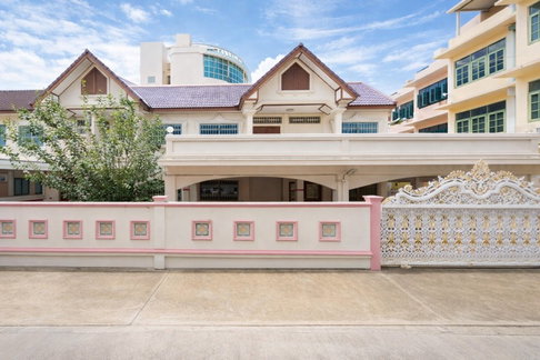 Near Marywit Pattaya School, 250 m., 100 sq m., 400 sq m., Sukhumvit Road, Na Kluea, Bang Lamung, 2-story detached house, 4 bedrooms, 3 bathrooms.