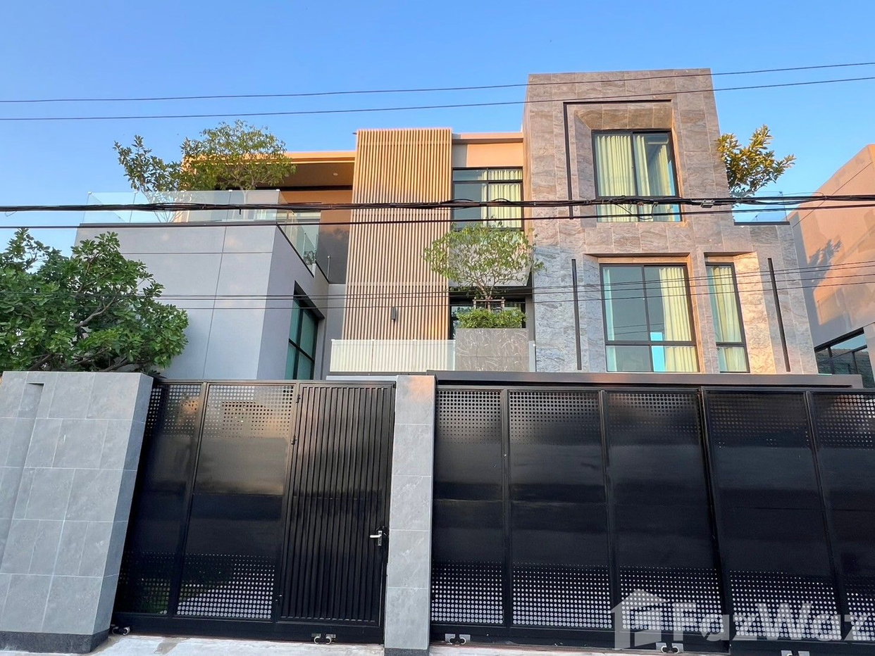 picture For Rent: 3-Story Detached House 2044281 - 1/40