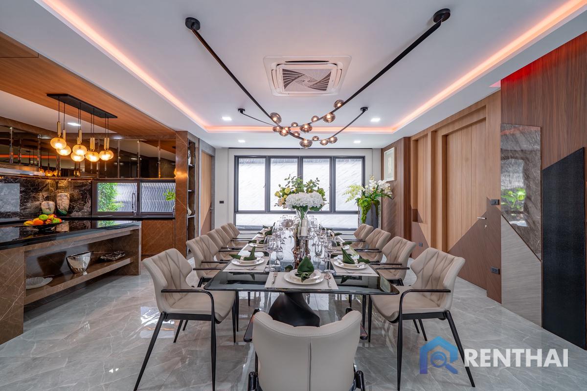รูป บ้านที่ผสานการออกแบบอันหรูหรา พื้นที่ใช้สอยขนาดใหญ่ และความสะดวกสบายในการอยู่อาศัยไ - รูปที่ 8/25