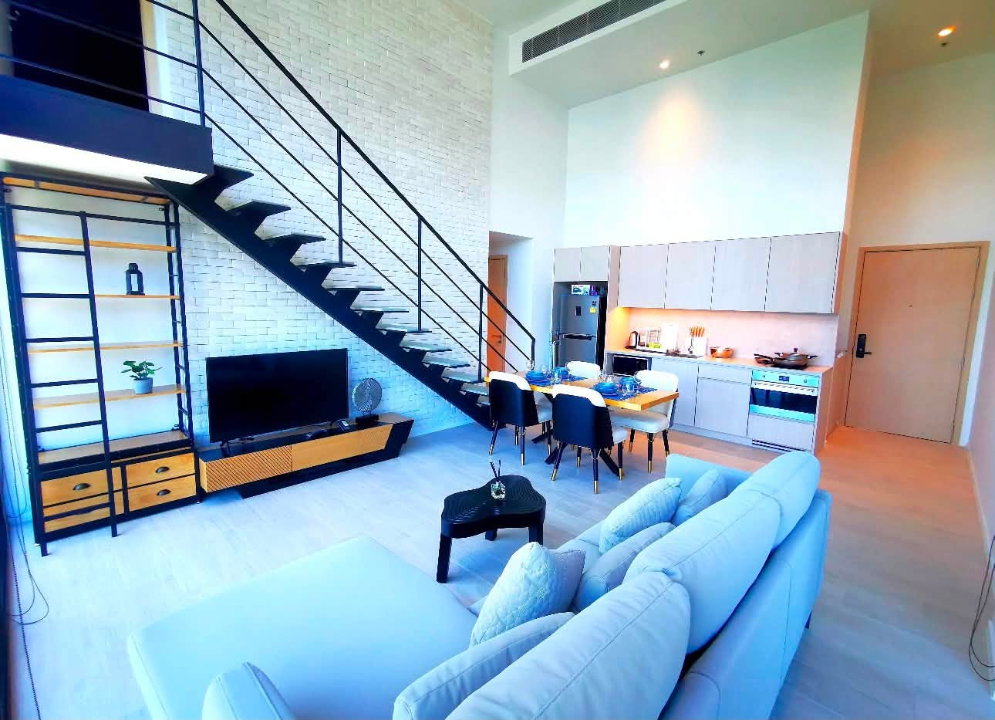 Condo for RENT : The Loft Silom  𝐒𝐢𝐳𝐞 :  75 sqm.Duplex 2 Bedroom /2 Bathroom/Corner /City view  𝐅𝐥𝐨𝐨𝐫 :  17th  ✅Fully furnished