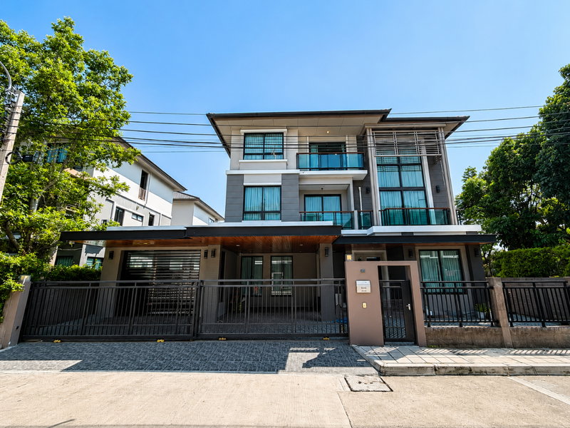 Houses for sale : House for Sale | Passorn Wongwaen–Ramintra | Spacious 4-Bedroom Family Home | Prime Location Near Fashion Island Beautiful 2-Storey Detached Home