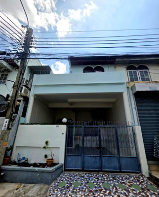 Townhouses for rent Thailand Cultural Centre  : House for Rent in Huai Khwang, 1km. from MRT Huai Khwang station.