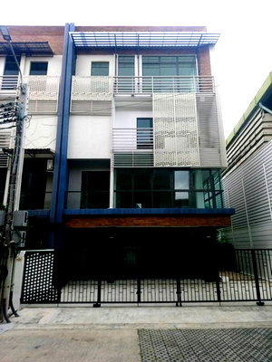 เช่าโฮมออฟฟิศ ถนนรามอินทรา : ให้เช่า Home office 4 ชั้น หลังมุม ซอยรามอินทรา 40 นวลจันทร์ โครงการ ดิสทริค เอกมัย-รามอินทรา (DISTRICT Ekkamai - Ramintra)  
