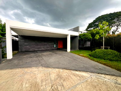 เช่าบ้านเดี่ยว เทศบาลตำบลดอนแก้ว : 🏡✨ พูลวิลล่าชั้นเดียวสุดหรู ในโครงการคุณภาพ ใกล้สนามบินและโรงเรียนนานาชาติ #เชียงใหม่ ราคาเพียง 110,000 บาท/เดือน ✨  #AHD-V0136