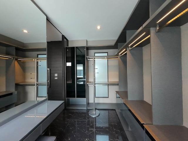 รูป MTR99 เช่าทาวน์โฮมหรู 3 ชั้น 224 ตร.ม. ตกแต่งครบ มี Sky Hall Penthouse, Walk-in Closet, แอร์ 6 เครื่อง และรองรับ EV Charger - รูปที่ 3/11