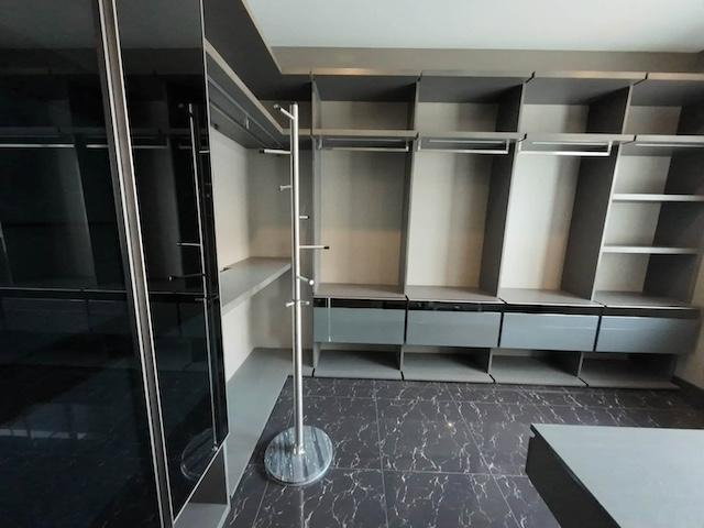 รูป MTR99 เช่าทาวน์โฮมหรู 3 ชั้น 224 ตร.ม. ตกแต่งครบ มี Sky Hall Penthouse, Walk-in Closet, แอร์ 6 เครื่อง และรองรับ EV Charger - รูปที่ 6/11