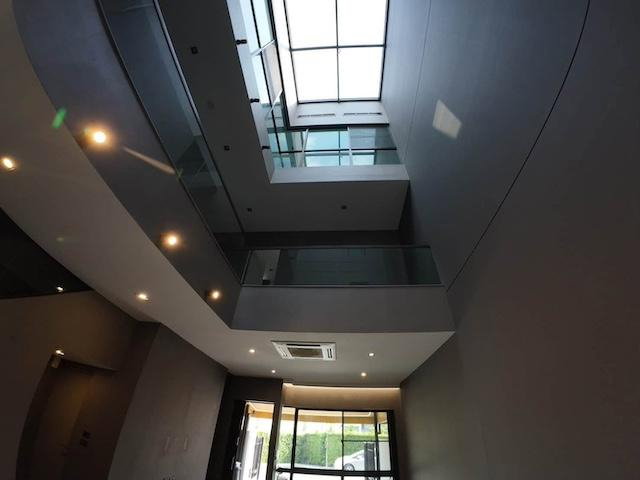 รูป MTR99 เช่าทาวน์โฮมหรู 3 ชั้น 224 ตร.ม. ตกแต่งครบ มี Sky Hall Penthouse, Walk-in Closet, แอร์ 6 เครื่อง และรองรับ EV Charger - รูปที่ 11/11