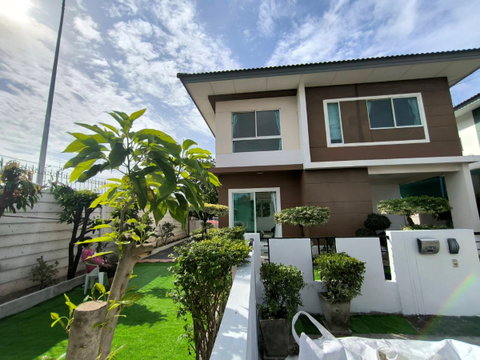 เช่า 22,000 ขาย 4.3 ล้าน บ้านเดี่ยว 2 ชั้น หมู่บ้านเดอะทรัสต์ ศรีนครินทร์ แพรกษา 45.8  ตร.วา หลังมุม พร้อมอยู่