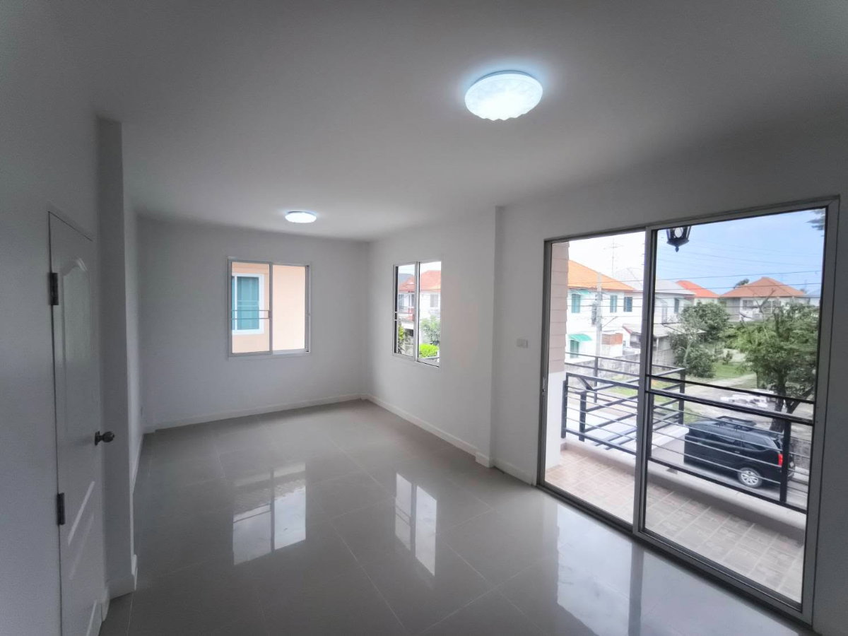 รูป บ้านหน้าสวน วิวโล่ง อยู่แล้วสบายใจ รีโนเวทใหม่ทั้งหลัง พร้อมเข้าอยู่ - รูปที่ 9/28