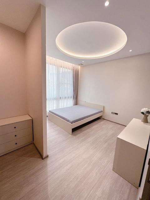 รูป MTR99 เช่าทาวน์โฮมหรู 3 ชั้น 224 ตร.ม. ตกแต่งครบ มี Sky Hall Penthouse, Walk-in Closet, แอร์ 6 เครื่อง และรองรับ EV Charger - รูปที่ 8/11