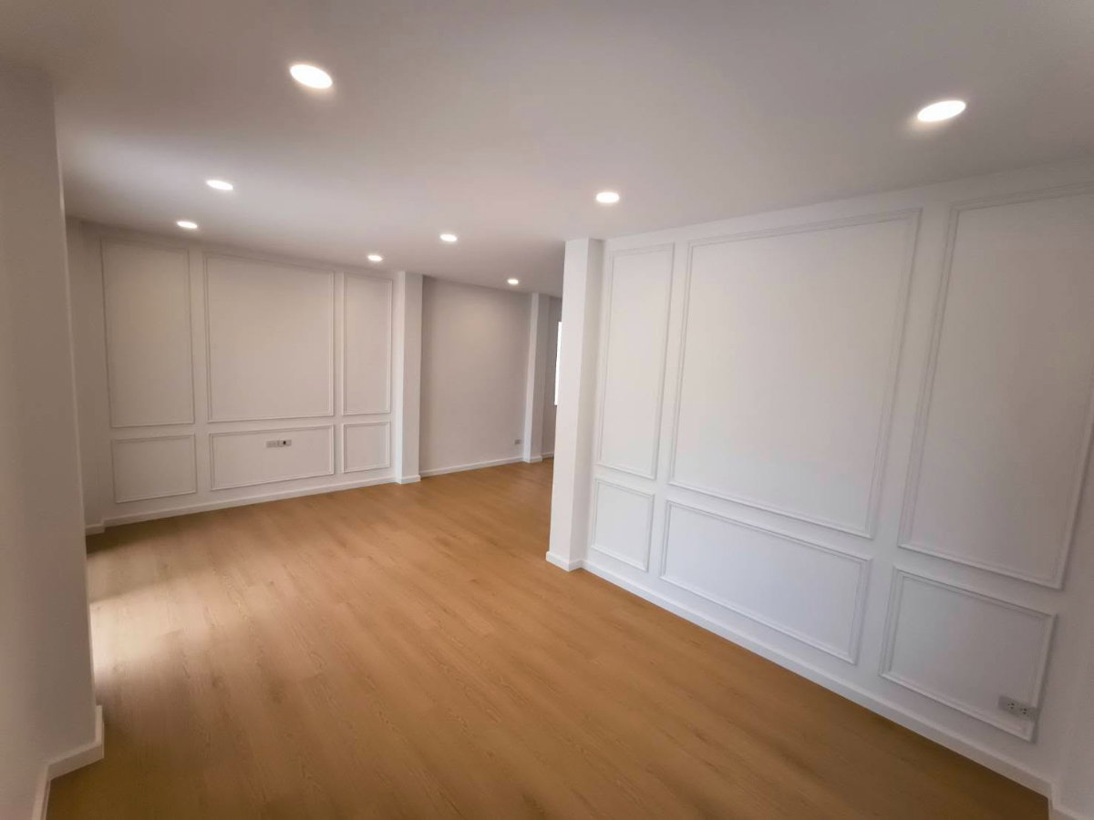 รูป บ้านหน้าสวน วิวโล่ง อยู่แล้วสบายใจ รีโนเวทใหม่ทั้งหลัง พร้อมเข้าอยู่ - รูปที่ 12/28