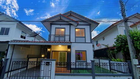 Urgent! Twin house for sale, single-house style, townhouse price. Baan Fah Piyarom Premier Park Village. 3 bedrooms, 2 bathrooms, 38.1 sq.wa.