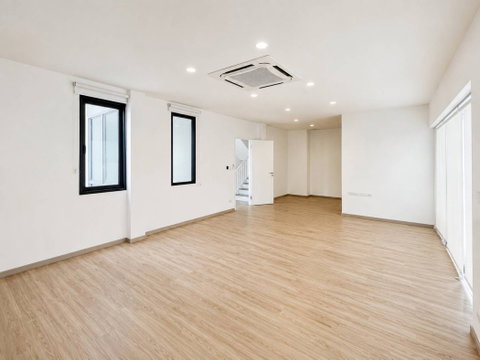 Home office for rent, located just 50 meters from Vibhavadi Road. 270 sq m, 42 sq wa. Ideal for companies, startups, offices.